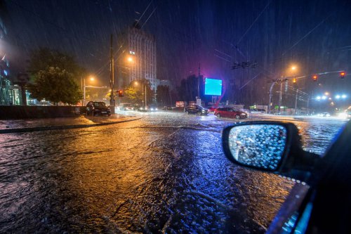Waspada Cuaca Ekstrem Malam Tahun Baru 2026, Jawa dan Sumatera Diprediksi Hujan Sangat Lebat
