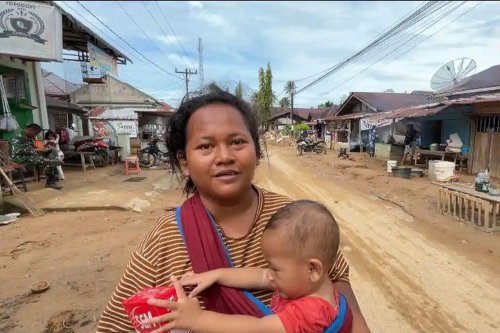 &ldquo;Bu, Ada Susu?&rdquo;, Potret Ibu dan Balita Bertahan Hidup Pascabanjir Bandang Tapanuli Tengah