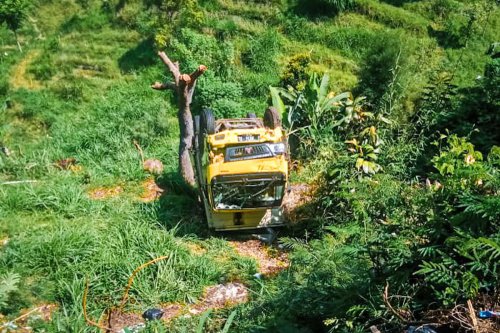 Diduga Sopir Mengantuk, Truk Ekspedisi di Bandung Barat Terperosok ke Jurang