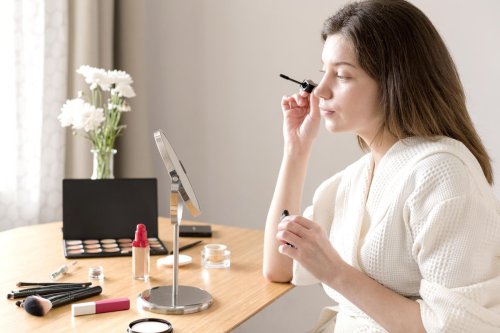 Makeup Mata Bisa Memicu Mata Kering, Sisa Makeup dan Debu Tingkatkan Risiko Infeksi, Waspadai Kosmetik Kedaluwarsa, Cara Menjaga Kebersihan Mata, Debu dan Sisa Makeup Bisa Picu Infeksi Mata, Ini Penjelasan Dokter