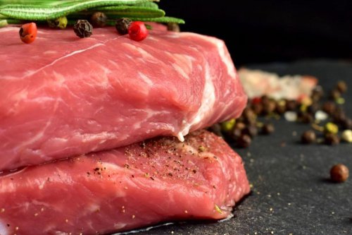 Perbedaan daging sapi dan daging kambing, 1. Warna, 2. Tekstur, 3. Aroma, 4. Lemak, 5. Rasa, 6. Kandungan gizi, 7. Bentuk dan ukuran tulang, Top 7+ Perbedaan Daging Sapi dan Kambing, Wajib Tahu Sebelum Masak!