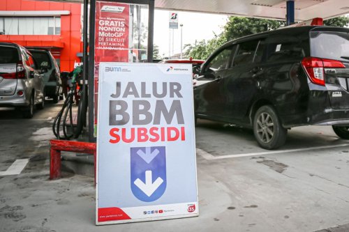 pengamat kebijakan publik, Pertalite, MyPertamina, BBM subsidi, Pertamina Patra Niaga, Pertamina, Pengamat Soroti Mobil Mewah Isi Pertalite