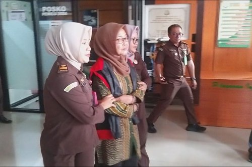 Madiun, korupsi kolam renang, korupsi di madiun, korupsi kolam renang di madiun, korupsi kolam renang Rp 1 miliar, korupsi kolam renang Rp 1 miliar di madiun, Proyek Kolam Renang Rp 1 Miliar di Desa Mangkrak, Mantan Kades di Madiun Ditahan