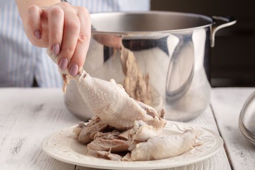 Jangan Buang Tulang Ayam! Coba Bikin Kaldu Lezat, Tambahkan Bahan Ini