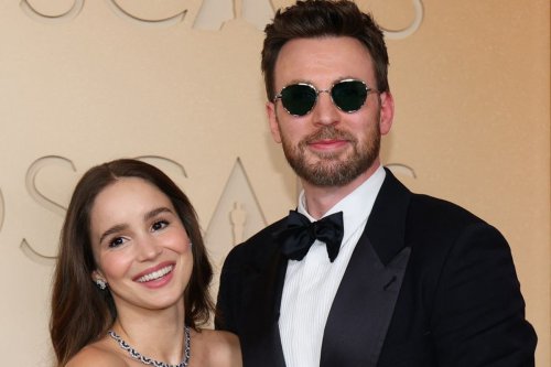 Oscar 2026, Chris Evans, Alba Baptista, Chris Evans dan Alba Baptista Tampil Elegan di Oscar 2026