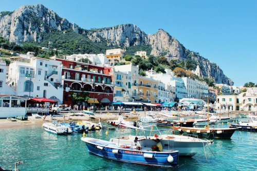 Pulau di Italia Ini Larang Pedagang Cegat Turis di Jalan