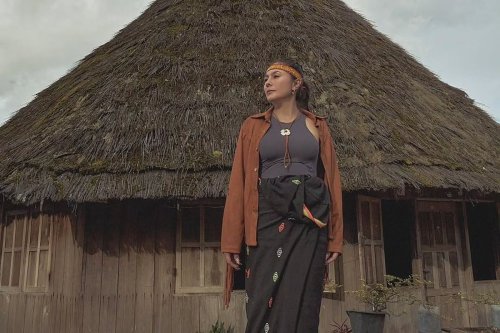 Top 6+ Gaya Wulan Guritno di NTT, Elegan dengan Kain Songke