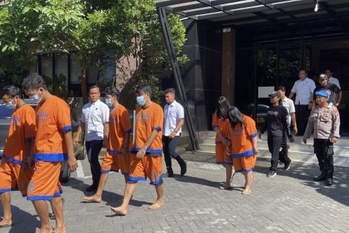 Jual Beli Data Pribadi untuk Judi Online: 8 Tersangka Dibekuk di Sidoarjo