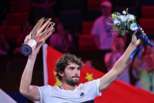 tenis, Roger Federer, Novak Djokovic, valentin vacherot, shanghai masters 2025, shanghai masters, final shanghai masters, final shanghai masters 2025, Valentin Vacherot Juara Shanghai Masters 2025: Bekuk Sepupu di Final, Ditonton Federer