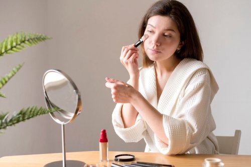1. Memakai foundation matte untuk kulit kering, 2. Tidak mengganti shade dan formula foundation, 3. Melewatkan skin prep, 4. Tidak membaurkan foundation hingga leher, 5. Memakai foundation terlalu tebal, Top 5+ Kesalahan Pakai Foundation yang Bikin Wajah Terlihat Kusam