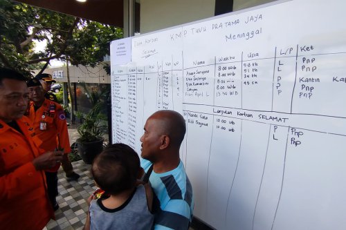 KMP Tunu Pratama Jaya Tenggelam, Kades Bangsring Banyuwangi Kerahkan Belasan Perahu Cari Anaknya