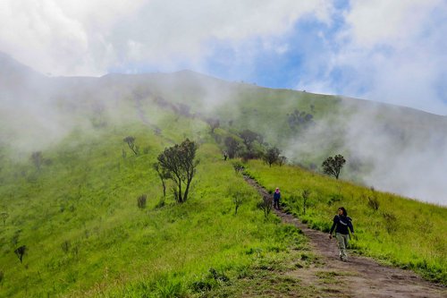 Amanda Manopo dan Kenny Austin Mendaki Gunung Merbabu via Suwanting
