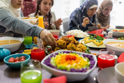 Kenapa Berat Badan Tetap Naik Saat Puasa? Ini yang Sering Terjadi Saat Berbuka