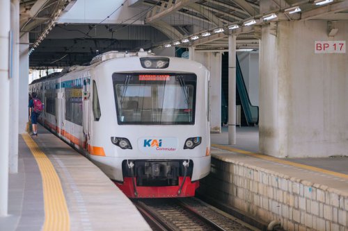 KA Bandara Tertemper Truk di Rawa Buaya, KAI Commuter Rekayasa Perjalanan dan Buka Refund 100 Persen
