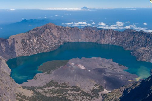 Atiek CB Taklukkan Puncak Rinjani di Usia 62 Tahun, Lihat Lokasi Jatuhnya Juliana Marins