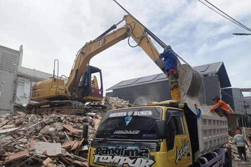 Rumah Ahmad Sahroni yang Dijarah Kini Dibongkar, Pekerja Kerahkan Ekskavator