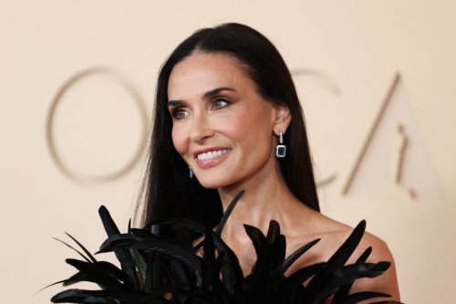 Gucci, Demi Moore, Academy Awards, Pesona Demi Moore Berbalut Gaun Bulu Gucci di Oscars 2026