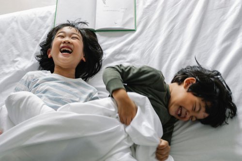 1. Tidur Cukup Sesuai Usia, 2. Pasang Alarm atau Jam Weker, 3. Jauhkan dari Gawai Sebelum Tidur, 4. Buat Rutinitas yang Konsisten, 5. Biarkan Sinar Matahari Masuk ke Kamar, Tips Membiasakan Anak Bangun Pagi Jelang Masuk Sekolah 14 Juli 2025