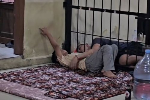 Terharu, Polisi Izinkan Tahanan Tidur Sambil Peluk Anak dari Dalam Penjara