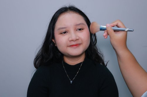 4 Tips Makeup untuk Kulit Berminyak, Aplikasikan Setting Spray 3 Kali