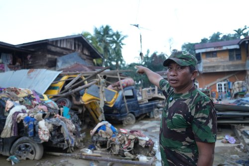 Kisah Sertu Giman, Babinsa yang Bolak-balik Berenang Selamatkan Warga Aceh dari Banjir Sumatera