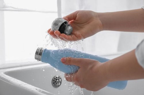 Cara Mencuci Tumbler Tanpa Sikat, Cukup Pakai 3 Bahan di Rumah