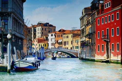 Pilih taksi air pribadi, Sewa apartemen, Belanja dan masak sendiri di Pasar Rialto, Kunjungi Opera di Palazzo, Menjelajahi Venesia yang lebih tenang, Pemandangan terbaik dari San Giorgio Maggiore, Menikmati Venesia Tanpa Keramaian? Berikut Tips dan Rahasianya
