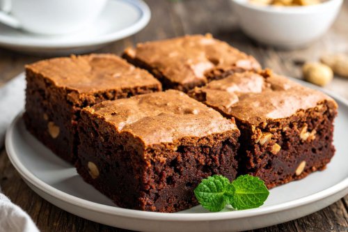 Resep Fudgy Brownies 2 Telur, Cuma Diaduk Hasilnya Lembut!