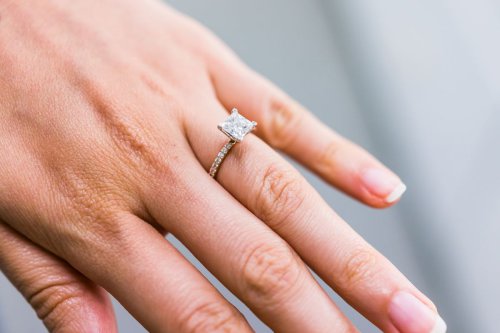 Dari simbol hubungan menjadi simbol perjalanan hidup, Tak hanya untuk orang yang bercerai, Mengapa tren ini terus tumbuh?, Bukan lagi tentang perceraian semata, Tren Divorce Jewelry Makin Populer, Cincin Tunangan Lama Diubah Jadi Perhiasan Baru