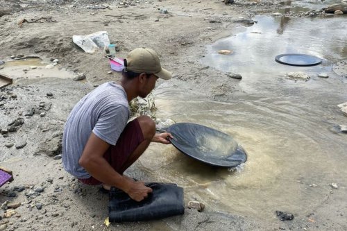 Kisah Warga Aceh Tenggara: Kebun Rusak Diterjang Banjir, Kini Mendulang Emas di Sungai