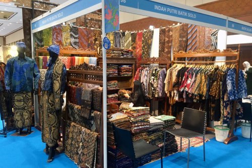 Cerita pelaku UMKM batik di Inacraft 2025, ingin tetap relevan, Generasi muda yang mementingkan loyalitas dan inovasi, Setia pada batik klasik leluhur, Harapan yang sama, batik untuk semua, Cerita Pelaku UMKM Batik di Inacraft 2025, Selipkan Harapan pada Hari Batik Nasional
