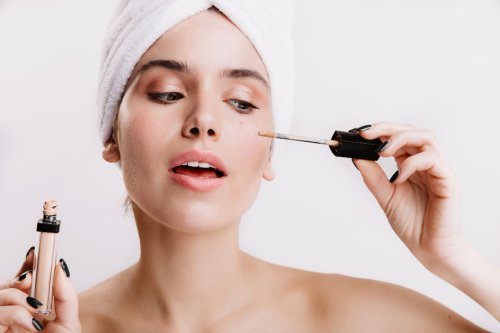 Top 5+ Tips Pakai Concealer agar Tidak Menumpuk di Garis Halus Wajah