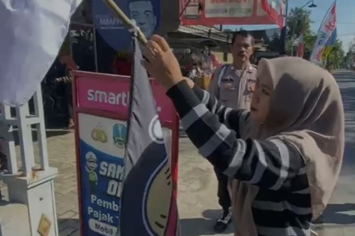 Menjelang HUT RI ke-80, Bendera One Piece di Ponorogo Diturunkan Petugas Gabungan TNI-Polri