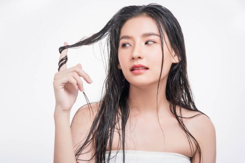 Apa Efek Kebiasaan Tidur dengan Rambut Basah?