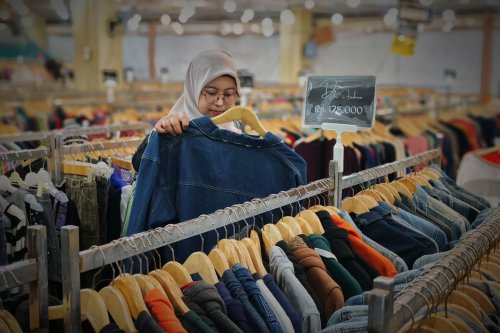 1. Berburu pakaian bekas&nbsp;, 2. Main ke lorong mal, 3. Jajal kuliner di pujasera Blok M Square, 4. Berburu buku bekas murah, 5. Berburu kaset lawas, 6. Nongkrong di Taman Literasi, Ide Jalan-Jalan Low Bujet di Blok M, Bisa Ke mana Saja?