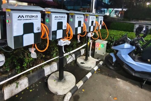 Cara Mengecas Motor Listrik yang Bikin Baterai Awet