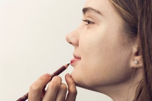 Top 9+ Rekomendasi Lip Liner untuk Mempertegas Bentuk Bibir, Bantu Lipstik Tahan Lama