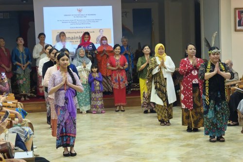 Fashion Show Kebaya dan Belajar Berkain Warnai Peringatan 75 Tahun Hubungan Diplomatik RI - Vatikan