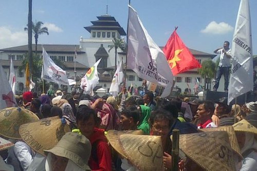Demo buruh, Gedung Sate, Serikat Pekerja Nasional, demo 28 agustus 2025, tuntutan demo 28 agustus 2025, Ribuan Buruh Long March ke Gedung Sate Bandung, Tuntut Kenaikan Upah hingga 10,5 Persen
