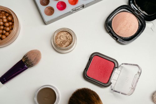 1. Pastikan wajah benar-benar bersih, 2. Lanjutkan dengan skincare dasar, 3. Gunakan primer sebagai base awal, 4. Aplikasikan foundation tipis-tipis, 5. Set complexion dengan bedak, 6. Lanjut ke riasan mata, 7. Akhiri dengan setting spray, Top 7+ Urutan Make Up yang Tepat agar Wajah Tak Terlihat Dempul