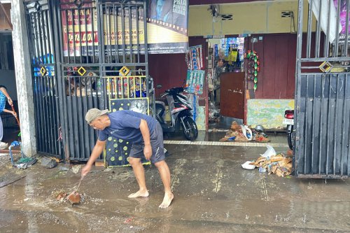 Banjir Malang, Satu Keluarga Mengungsi dan Pohon Tumbang Lukai Pengendara
