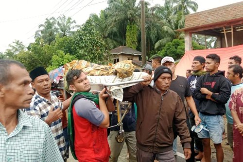 Jenazah Warga Pasaman Barat Ditandu Menembus Banjir, Akses Jalan Nasional Masih Putus Total