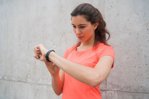 Cara wearable melacak kondisi tubuh dan suasana hati, Potensi deteksi dini gangguan mental, Pelacakan mood juga tersedia lewat aplikasi, Terlalu fokus pada kebahagiaan bisa berdampak sebaliknya, Pelacakan tetap bermanfaat jika digunakan dengan bijak, Gunakan data untuk memahami pola, bukan sekadar angka, Sering Lacak Mood di Smartwatch, Ahli Ingatkan Dampaknya pada Kebahagiaan