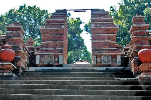 Sejarah Imogiri: Makam Para Raja Mataram, Struktur Kompleks Makam Imogiri, Makna Nama dan Filosofi Imogiri, Arsitektur Kuno Imogiri, Perpaduan Islam dan Hindu, Jalan Menuju Puncak Imogiri, Raja-Raja yang Dimakamkan di Imogiri, Mengenal Imogiri, Peristirahatan Abadi Raja-Raja Mataram Tempat Dimakamkannya Paku Buwono XIII