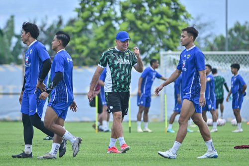 Respons Pelatih Persib Terkait Perubahan Regulasi Pemain Asing Super League