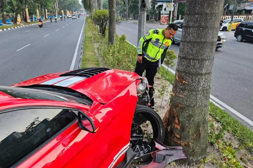 Ford Mustang Vs Pohon, Mobil Mewah Ringsek Usai Pengemudi Ngebut dan Hilang Kendali