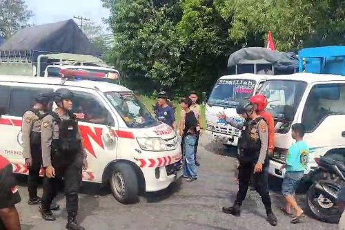 Demo ODOL Berujung Kericuhan, Oknum Sopir Truk Rusak Ambulans Saat Jemput Pasien
