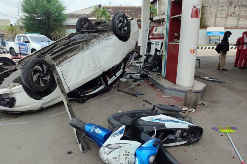 Sragen, mobil terbalik, Kronologi Mobil Terbalik di SPBU Sragen: Tiba-tiba Oleng lalu Tabrak Motor dan Petugas, 6 Orang Terluka