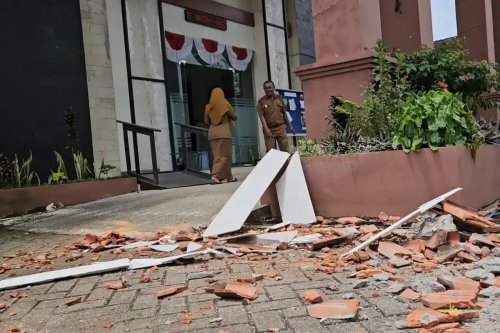 Dampak Gempa Pacitan: Genting Kantor Kecamatan Dongko Trenggalek Runtuh, 3 Orang Luka Ringan