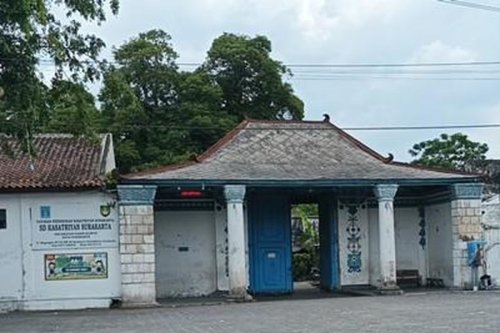 Keraton Surakarta, Kori Kamandungan Kidul, Kori Brajanala Kidul, PB XIII, Pakubuwono XIII, pemakaman Pakubuwono XIII, Kori Kamandungan Kidul, Gerbang Sakral yang Hanya Dilewati Raja ketika Wafat atau Turun Tahta